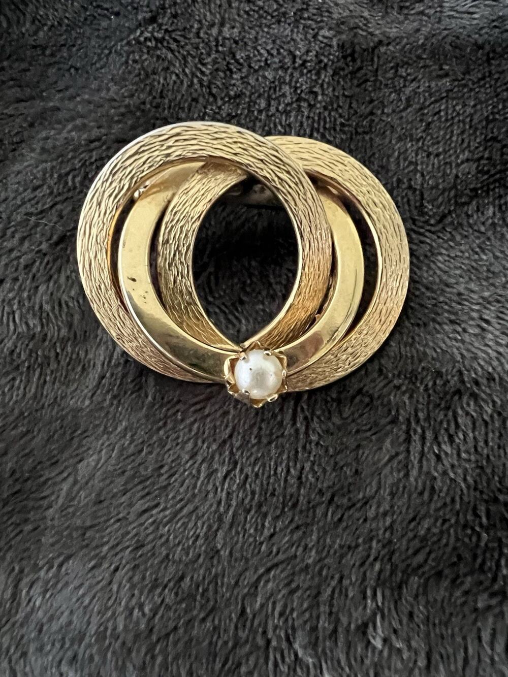 Vintage Lieba USA Gold Tone Intertwined Circle Faux Pearl Brooch Pin